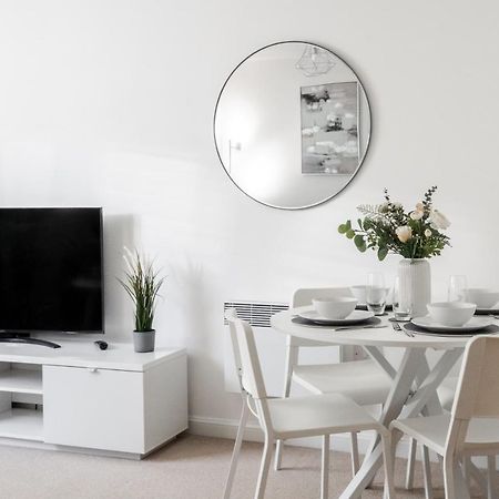 Lovely Modern 2 Bed City Centre Apartment With Free Parking - Double Or Twin Beds Available Wolverhampton Buitenkant foto