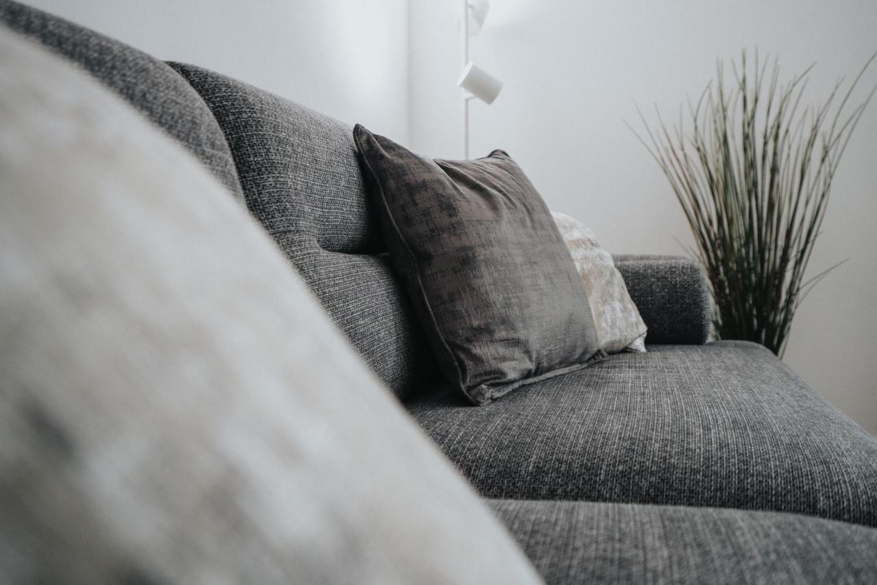 Lovely Modern 2 Bed City Centre Apartment With Free Parking - Double Or Twin Beds Available Wolverhampton Buitenkant foto