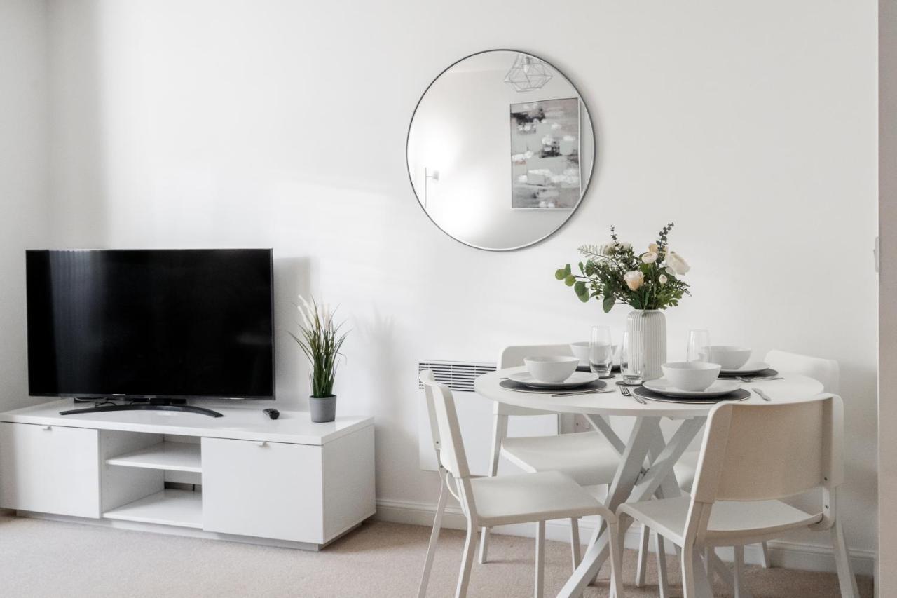 Lovely Modern 2 Bed City Centre Apartment With Free Parking - Double Or Twin Beds Available Wolverhampton Buitenkant foto