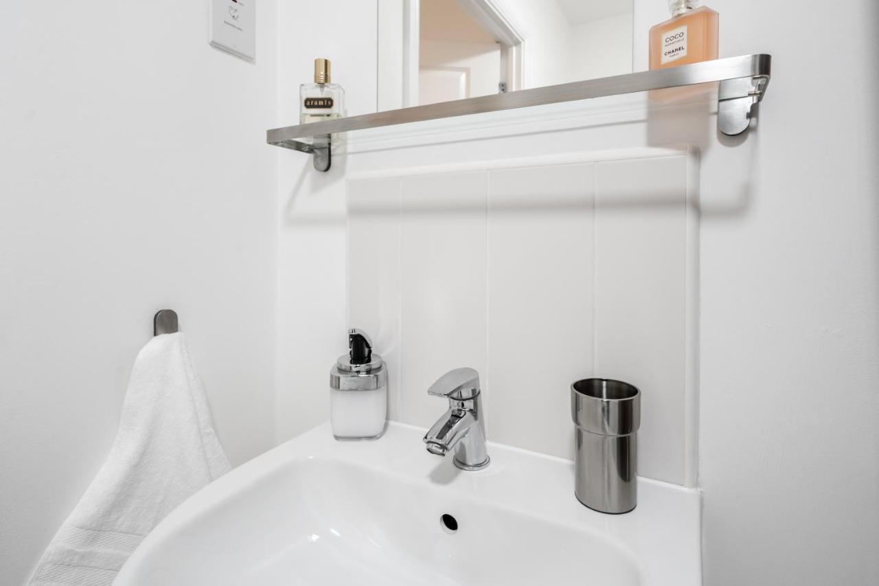 Lovely Modern 2 Bed City Centre Apartment With Free Parking - Double Or Twin Beds Available Wolverhampton Buitenkant foto
