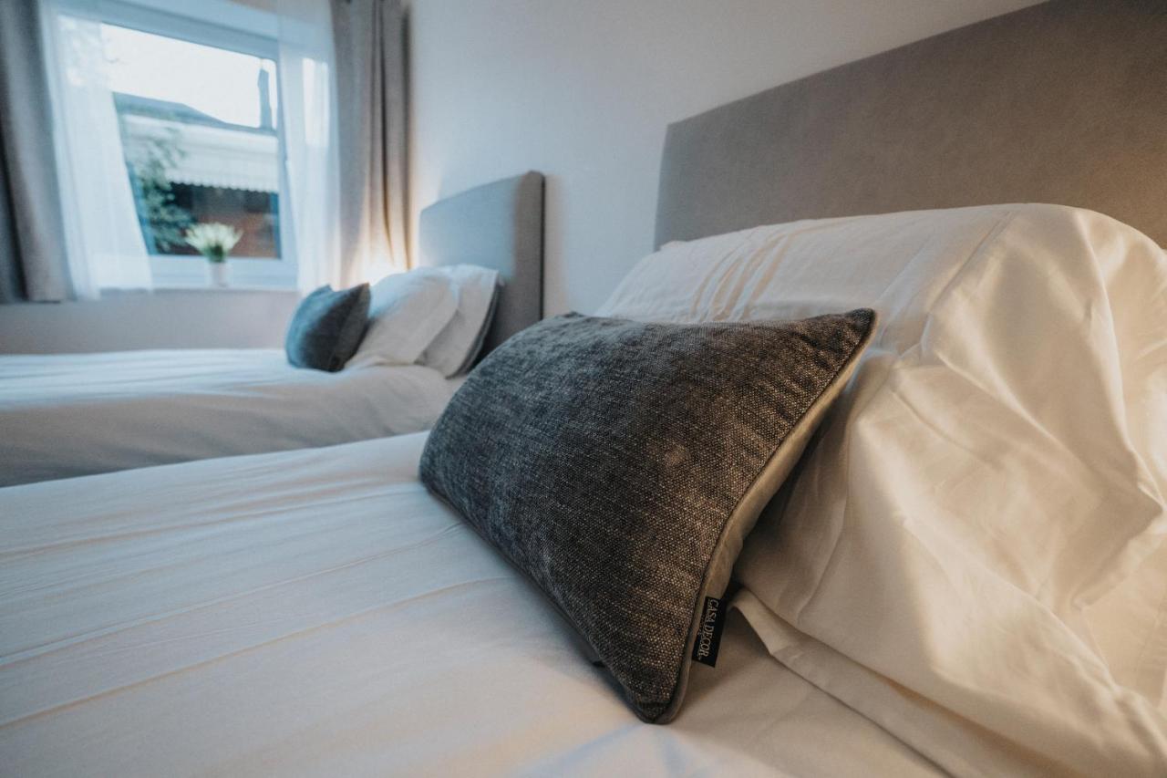 Lovely Modern 2 Bed City Centre Apartment With Free Parking - Double Or Twin Beds Available Wolverhampton Buitenkant foto