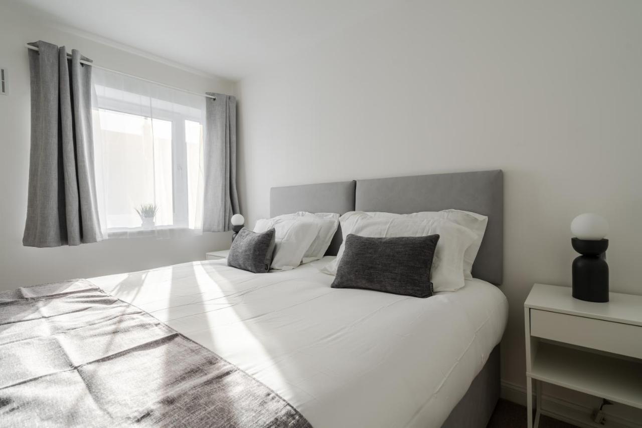 Lovely Modern 2 Bed City Centre Apartment With Free Parking - Double Or Twin Beds Available Wolverhampton Buitenkant foto