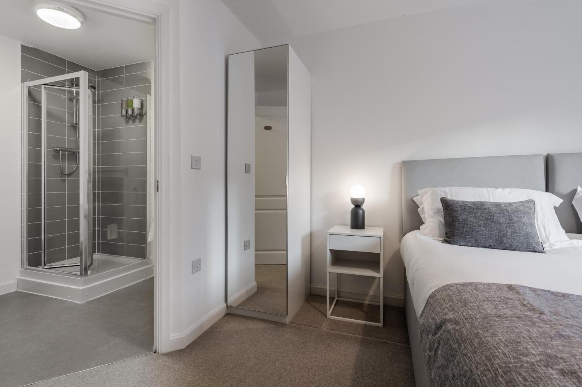Lovely Modern 2 Bed City Centre Apartment With Free Parking - Double Or Twin Beds Available Wolverhampton Buitenkant foto