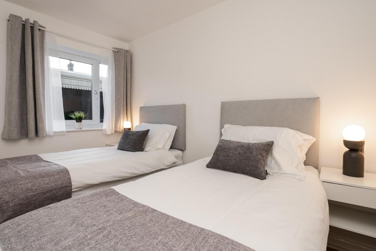 Lovely Modern 2 Bed City Centre Apartment With Free Parking - Double Or Twin Beds Available Wolverhampton Buitenkant foto