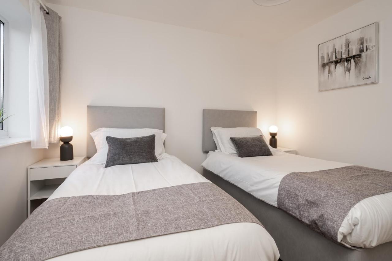 Lovely Modern 2 Bed City Centre Apartment With Free Parking - Double Or Twin Beds Available Wolverhampton Buitenkant foto